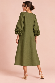 Robe midi vert olive coupe trapèze à manches bouffantes | Vue de dos | Lounelle Paris