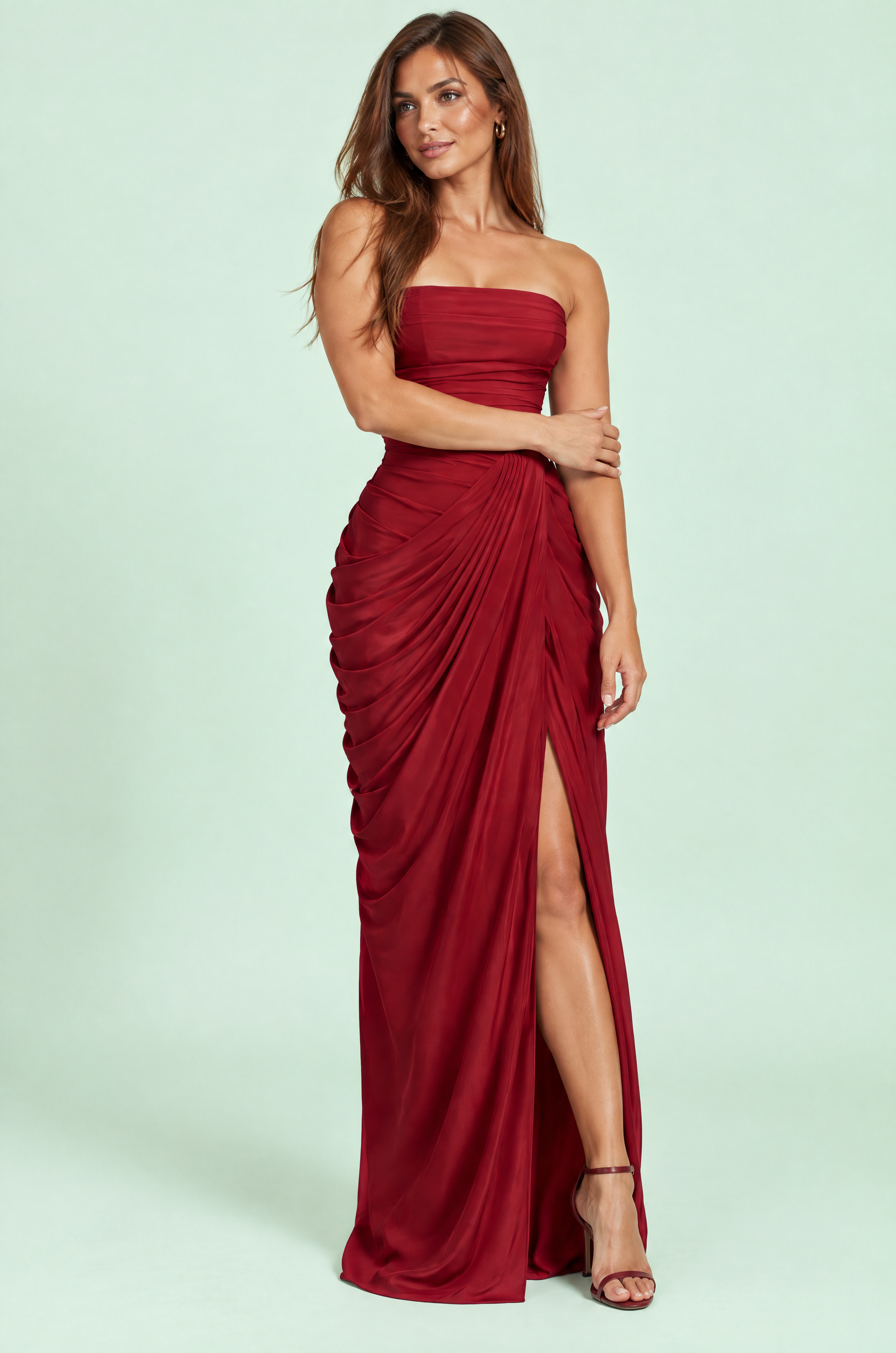 Robe longue bordeaux froncée à col montant et fente haute | Porté sur une autre silhouette | Lounelle Paris