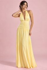 Vestido maxi amarelo com decote profundo e detalhes franzidos