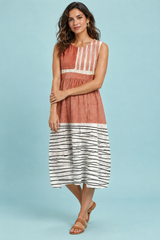 Vestido midi coral às riscas sem mangas