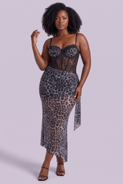 Robe longue en mesh à imprimé léopard, décolleté en V et fente haute devant — Gris | Porté sur une silhouette plus ronde | Lounelle Paris