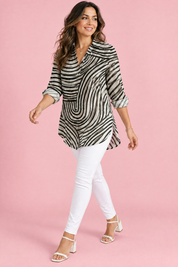 Chemise blanc cassé boutonnée à imprimé géométrique | Vue en mouvement | Lounelle Paris