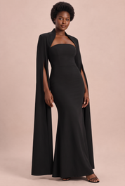Robe longue noire à encolure carrée et manches cape | Porté sur une silhouette plus ronde | Lounelle Paris