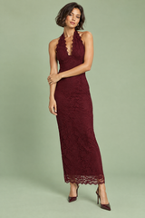 Vestido comprido de renda bordeaux com decote assimétrico e detalhe de gola