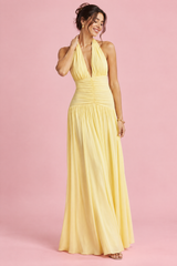 Vestido comprido amarelo com decote profundo e detalhe franzido