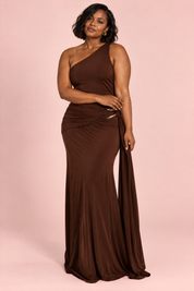 Robe longue marron à encolure asymétrique et dos nu | Porté sur une silhouette plus ronde | Lounelle Paris