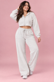 Ensemble écru avec sweat zippé court | Porté sur une autre silhouette | Lounelle Paris