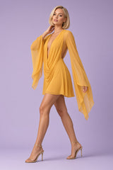 Vestido curto em mesh mostarda com decote drapeado