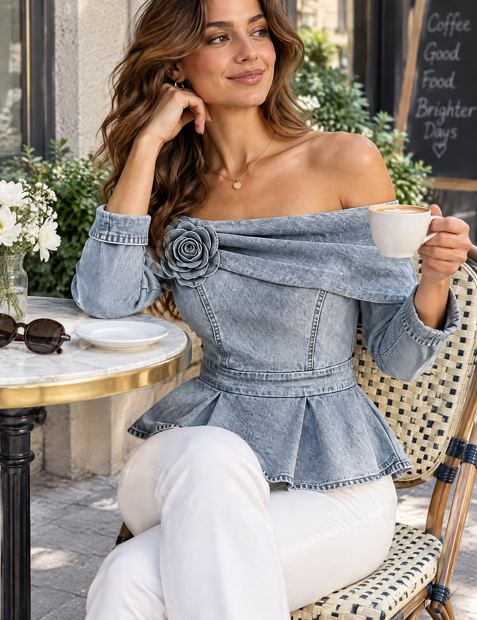 Blouse gris clair à épaules dénudées et basque | Photo lifestyle | Lounelle Paris