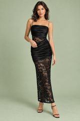 Vestido comprido preto de renda e cetim, com decote cai-cai, franzidos e costas descobertas