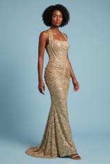Vestido comprido dourado de lantejoulas com decote halter