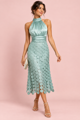 Vestido midi acetinado verde sálvia com decote halter e saia com painéis