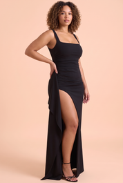 Robe longue noire à encolure carrée, dos plongeant et fente latérale sur la cuisse | Porté sur une autre silhouette | Lounelle Paris
