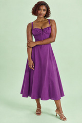 Vestido midi roxo evasé com decote quadrado