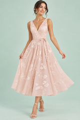 Vestido midi floral rosa-claro de corte evasé