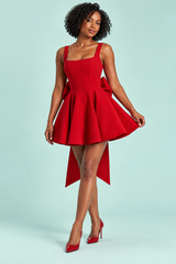 Vestido curto vermelho de corte evasé sem mangas com decote quadrado