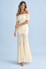 Vestido maxi creme com franzidos e ombros descobertos
