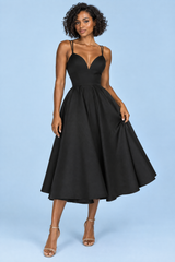 Vestido midi preto com alças finas e saia volumosa