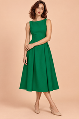 Vestido verde de corte evasé e decote barco