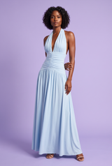 Vestido maxi azul-claro com decote profundo e detalhes franzidos