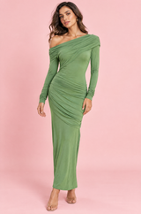 Vestido comprido verde de um ombro com mangas compridas e franzidos