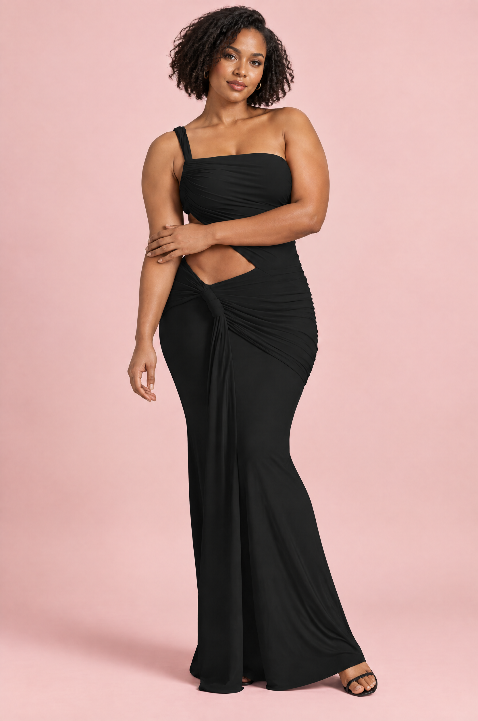 Robe longue noire asymétrique à jupe portefeuille | Porté sur une silhouette plus ronde | Lounelle Paris