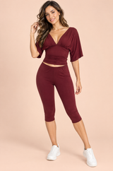 Conjunto bordeaux de top franzido com decote em V e calças corsário