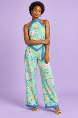 Conjunto floral verde menta de top halter e calções com corte assimétrico