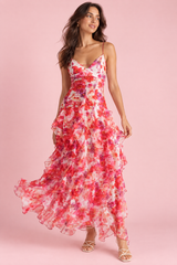 Vestido comprido vermelho com estampado de lírios e manga-capa assimétrica