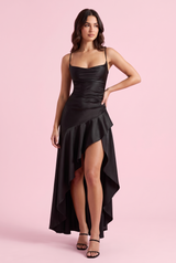 Vestido comprido preto acetinado com decote direito e costas de atilhos