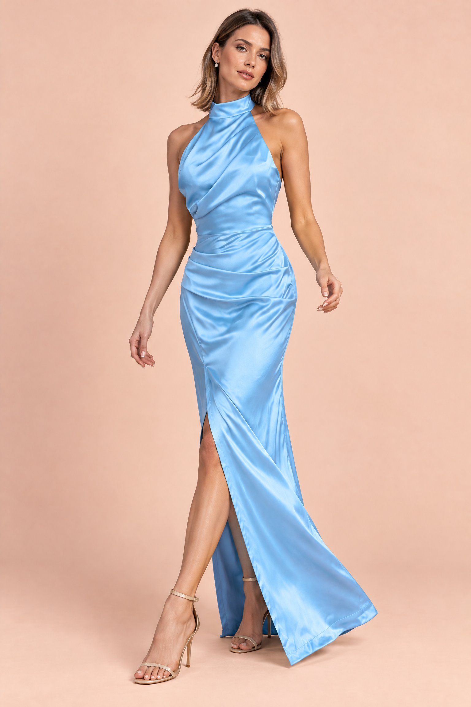 Robe longue satinée bleue à encolure américaine et fente | Vue en mouvement | Lounelle Paris