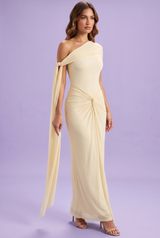 Vestido maxi amarelo de um ombro, com franzido