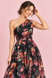 Robe longue fleurie noire à une épaule, coupe trapèze | Vue rapprochée | Lounelle Paris