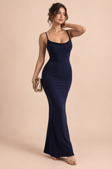 Vestido azul-marinho comprido com costas descobertas e decote drapeado