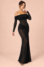 Robe longue noire en dentelle à col Bardot, avec détails froncés et lien à nouer | Vue en mouvement | Lounelle Paris
