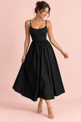Vestido midi preto evasé com pregas