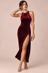 Vestido comprido bordeaux com gola subida, franzido e fenda