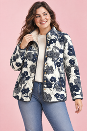 Veste matelassée blanc cassé à col montant | Porté sur une silhouette plus ronde | Lounelle Paris