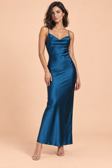 Vestido comprido acetinado azul-marinho com decote drapeado e alças finas