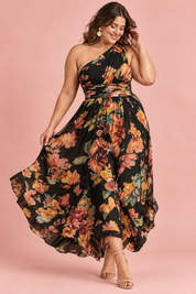 Robe noire fleurie à une épaule | Porté sur une silhouette plus ronde | Lounelle Paris