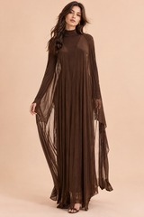 Vestido castanho com costas descobertas e capa