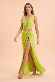 Robe longue verte à encolure asymétrique, découpes à la taille et détails dorés | Vue en mouvement | Lounelle Paris