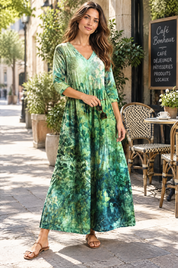 Robe verte fluide à col en V | Photo lifestyle | Lounelle Paris