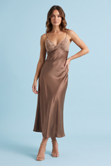 Vestido comprido estilo lingerie castanho com decote em V, alças finas e detalhes em renda