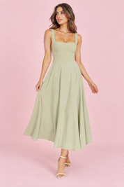 Robe midi verte à fines bretelles et ourlet ample | Vue de face | Lounelle Paris
