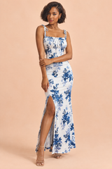 Vestido comprido azul floral com decote quadrado e abertura lateral