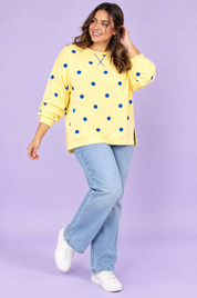 Sweat-shirt oversize jaune à pois | Porté sur une silhouette plus ronde | Lounelle Paris