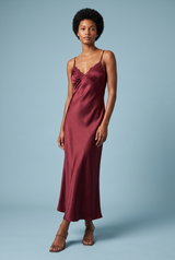 Vestido comprido estilo lingerie bordeaux com decote em V, alças finas e detalhes em renda
