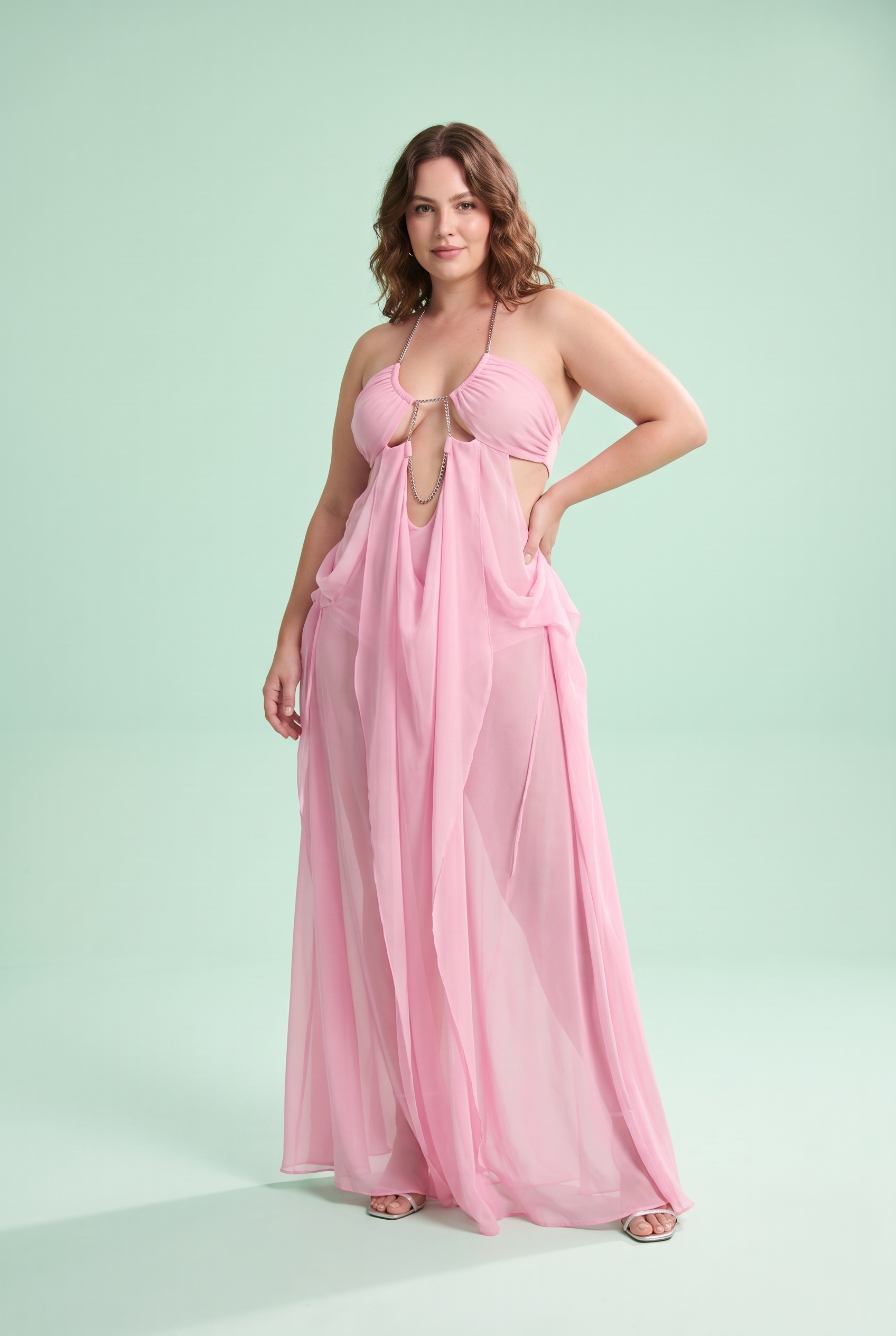 Robe longue rose à encolure américaine, découpes et mesh transparent | Porté sur une silhouette plus ronde | Lounelle Paris