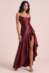 Vestido comprido bordeaux acetinado com costas de atilhos e saia assimétrica com folhos